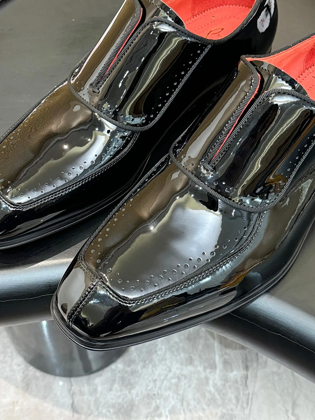 💰960 ••New real shots••CL～High-end men’s 👔Casual•loafers with red soles! ••🆑Genuine and top-quality goods from original orders ••✅💯 Purchase goods from top-quality original orders! Original imported patterned cowhide ➕Imported cowhide lining ➕Cowhide feet ➕Original leather outsole~🉑️Feel free to compare the authentic ones! Size: 39-44 (38.45.46.47 can be customized)